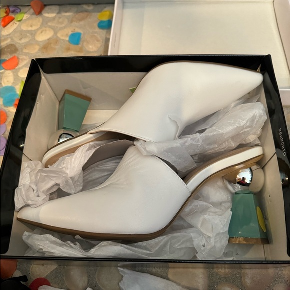 ALFANI โ Junneelโ in white with FUN& UNIQUE heels- zoom in for all the details! - Picture 2 of 15